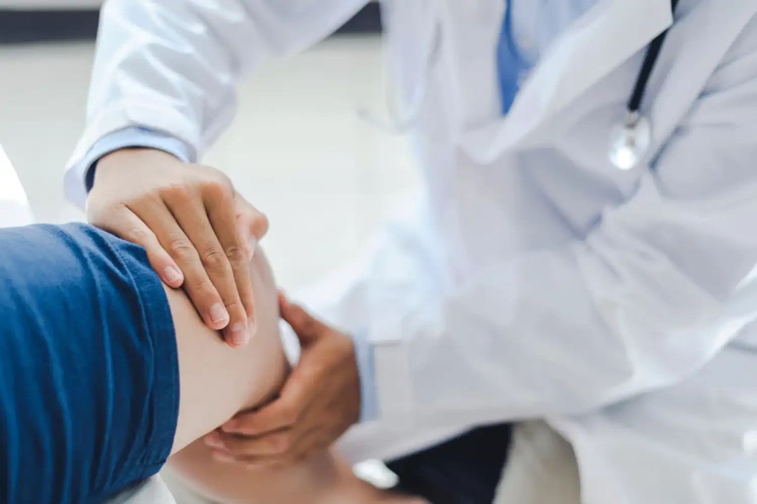 kniespezialist dr. markus figl führt einen lachman test bei einem patienten durch.